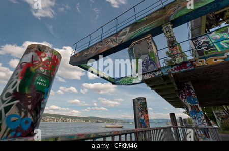 Un graffiti sur une structure métallique sur les rives du lac de Zurich Banque D'Images