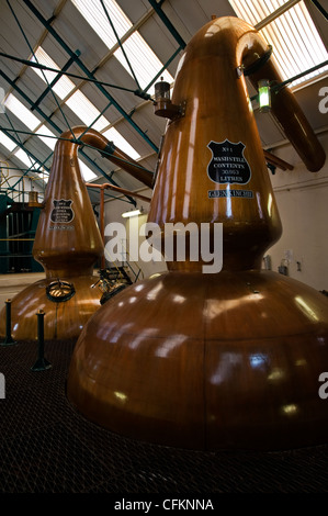 Alambics en cuivre dans une distillerie de whisky en Ecosse Banque D'Images