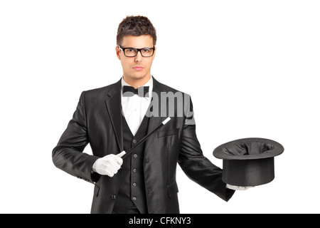 Un assistant tenant une baguette magique et chapeau haut vide isolé sur fond blanc Banque D'Images