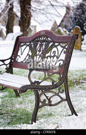 Un vieux banc dans la neige. Banque D'Images