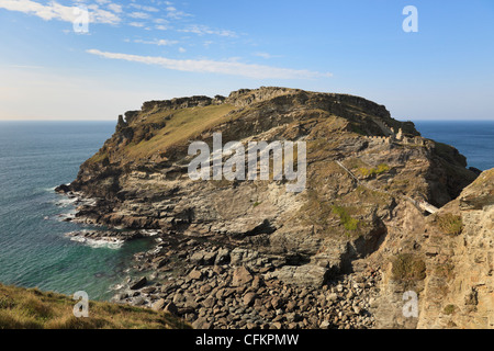 Vue de ruines de château Camelot légendaire du roi Arthur sur rocky des Cornouailles. L'île de Tintagel Cornwall England UK Grande-Bretagne Banque D'Images