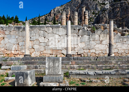 L'Athenian Stoa (478 B.C.), Mur Polygonal (6e 100. C.-B.) à Delphes, Grèce Banque D'Images