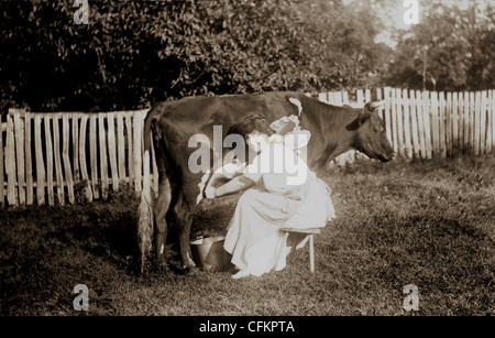 Traire une vache laitière mignon Banque D'Images