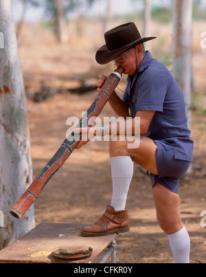 L'Australie homme jouant de didgeridoo Banque D'Images
