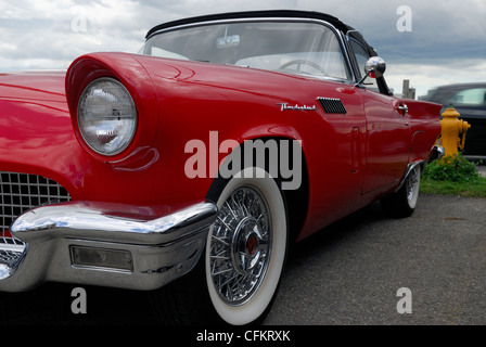 1957 Ford Thunderbird convertible rouge toronto Banque D'Images