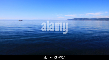 Navire au milieu du lac Baikal, l'été. Banque D'Images