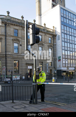 Agent de police à un exercice d'entraînement en cas de catastrophe dans le centre-ville de Leeds Banque D'Images