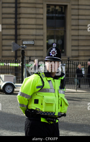 Agent de police à un exercice d'entraînement en cas de catastrophe dans le centre-ville de Leeds Banque D'Images