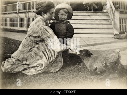 Mère & Fils nourrir bébé agneau Banque D'Images