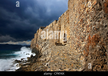 Partie de l'immense enceinte de la 'castletown' de Monemvasia, à proximité de 'Portello', la seule porte du château à la mer. Grèce Banque D'Images