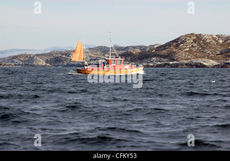 Bateau de pêche de partir à l'océan Banque D'Images