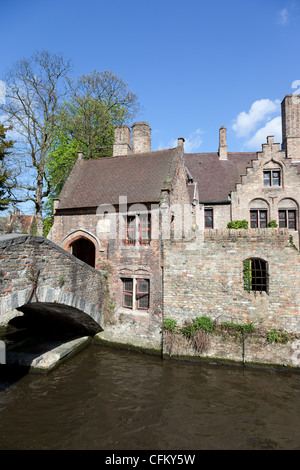 Bâtiments médiévaux et pont à côté d'un canal de Bruges, Belgique Banque D'Images