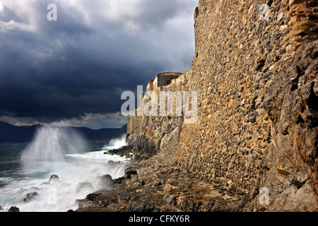 Partie de l'immense enceinte de la 'castletown' de Monemvasia, à proximité de 'Portello', la seule porte du château à la mer. Grèce Banque D'Images