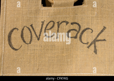 Un sac souvenir du village de Cornouailles de Coverack, sur la péninsule de Lizard, dans les Cornouailles. Goveryk à Cornish. Banque D'Images