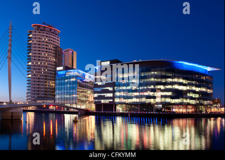 La BBC studios et bureaux à Media City près de Salford Quays de nuit. Banque D'Images