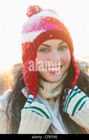 USA, New Jersey, Jersey City, Portrait of young woman wearing Knit hat Banque D'Images