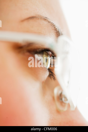 Studio close-up of woman wearing eyeglasses Banque D'Images