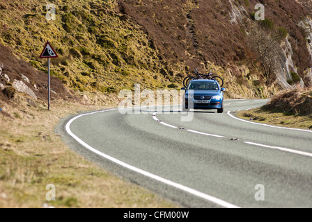 Location de voiture sur une route de montagne dans la vallée de Rhonnda, South Wales, UK Banque D'Images