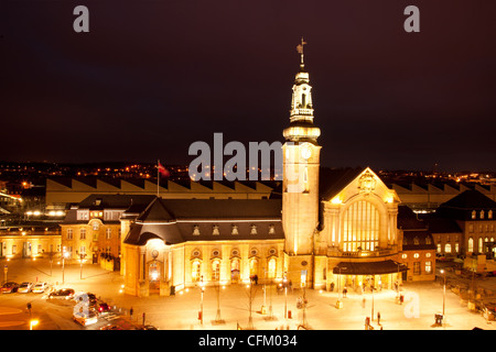 La gare de Luxembourg illuminé la nuit dans la Gare, Luxembourg-ville Banque D'Images