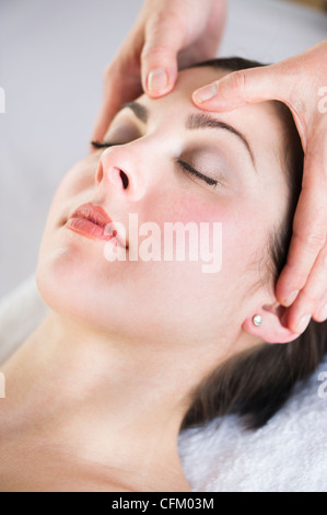 USA, New Jersey, Jersey City, Woman receiving massage du visage Banque D'Images