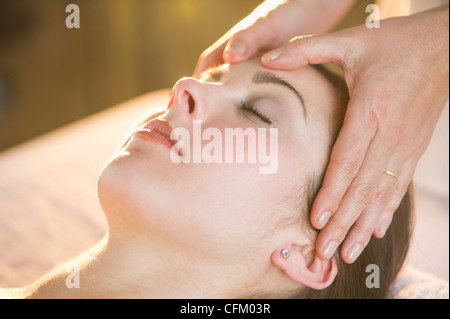 USA, New Jersey, Jersey City, Woman receiving massage du visage Banque D'Images