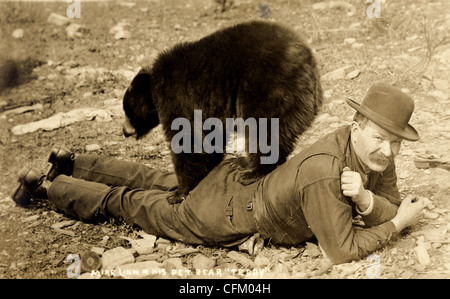 Pet Friendly Bear debout sur sa Propriétaire Banque D'Images