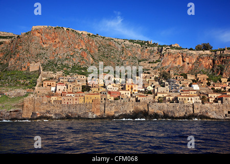 Vue impressionnante de la cité médiévale de Monemvasia' 'Normandie Hotel de la mer, au cours d'un boatride. Laconie, Péloponnèse, Grèce Banque D'Images