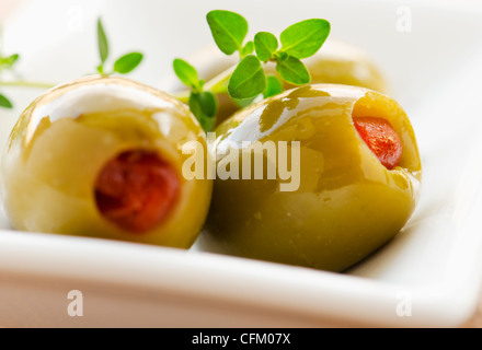 Close-up d'olives vertes farcies au piment, studio shot Banque D'Images