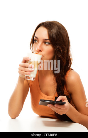 Belle femme de boire un latte macchiato holding ebook reader sur fond blanc Banque D'Images