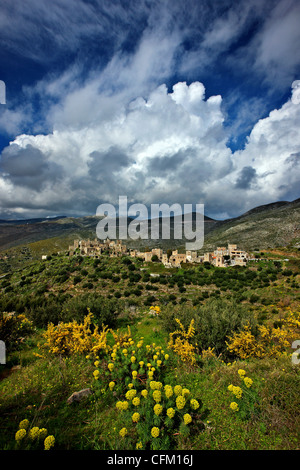 La région de Mani, Péloponnèse, Grèce. 'Towerhouses Maniat' dans Vatheia village, sous un ciel nuageux impressionnant, Lakonian Mani. Banque D'Images