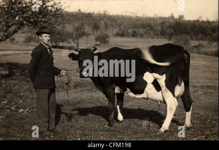 Farmer Holding sa vache dans un délai très court laisse Banque D'Images