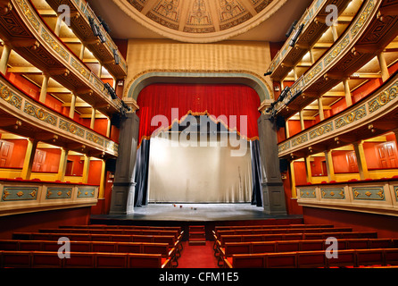 Vue de l'intérieur de l'Apollo Théâtre Municipal, de la ville de Patras, l'Achaïe, Péloponnèse, Grèce. Banque D'Images