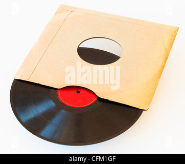 Disque vinyle dans une enveloppe on white background, studio shot Banque D'Images