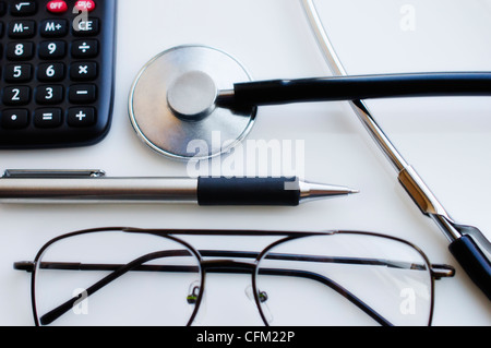 Close up of pen, verres et calculatrice et stéthoscope, studio shot Banque D'Images