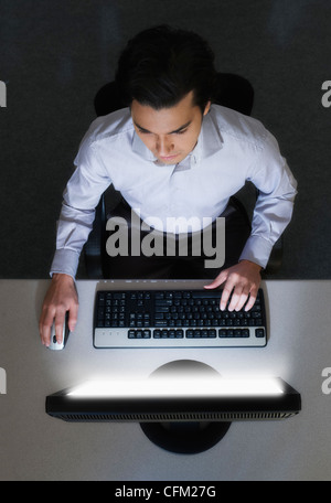 L'homme travail avec ordinateur, studio shot Banque D'Images