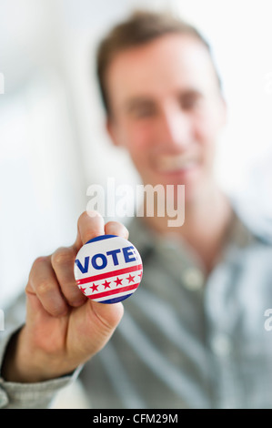 USA, New Jersey, Jersey City, Close up of man's hand holding bouton vote Banque D'Images