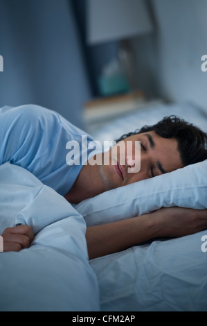 USA, New Jersey, Jersey City, Man sleeping in bed Banque D'Images