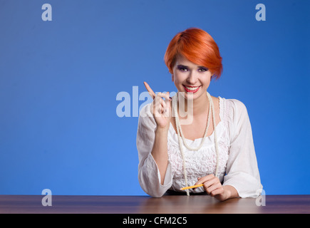 Belle jeune femme d'affaires montrant copy space Banque D'Images