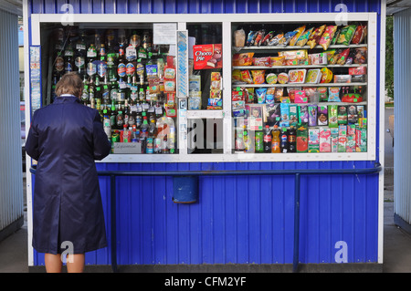 Kiosque de l'alimentation de la plate-forme sur le transsibérien, avec transport accompagnateur (provodsnitsa) l'achat de nourriture. Banque D'Images