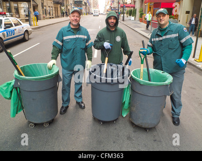 Les travailleurs de l'assainissement nettoient après le défilé du jour du Tartan dans le centre-ville de Manhattan NYC Banque D'Images