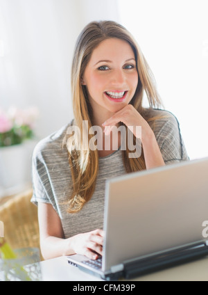 USA, New Jersey, Jersey City, Portrait of young woman with laptop Banque D'Images