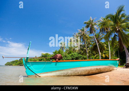 Bateau à la plage isolée sur l'île de Koh Tonsay, près de Kep - Kep Province, Cambodge Banque D'Images