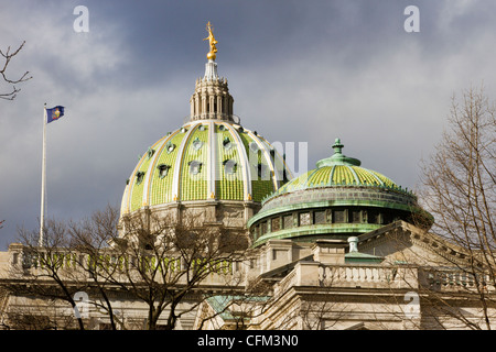 Libre de dômes verts au-dessus de la Pennsylvania State Capitol building ou statehouse à Harrisburg Banque D'Images