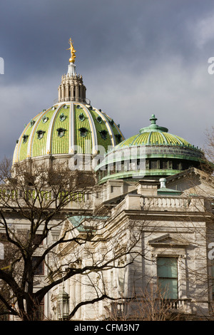 Libre de dômes verts au-dessus de la Pennsylvania State Capitol building ou statehouse à Harrisburg Banque D'Images