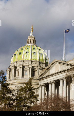 Gros plan du dôme vert et avant de Pennsylvania State Capitol building ou statehouse à Harrisburg Banque D'Images