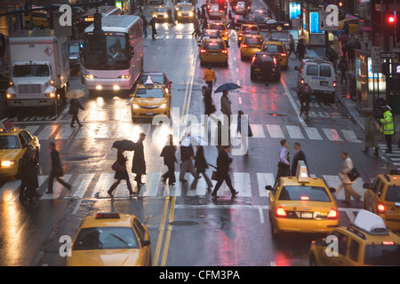 USA, l'état de New York, New York City, les piétons sur le passage clouté Banque D'Images