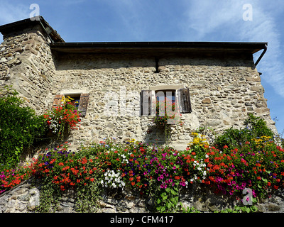 Vieille maison avec fleurs, Yvoire, France Banque D'Images