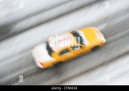 USA, l'État de New York, New York City, blurred motion de taxi jaune Banque D'Images