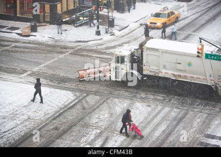 USA, l'État de New York, New York City, carrefour avec chasse-neige Banque D'Images