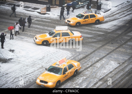USA, l'État de New York, New York City, carrefour avec taxi jaune Banque D'Images